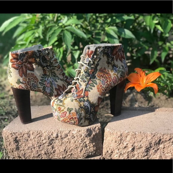 Unique Vintage Floral platform heels 🌼 - Picture 2 of 5